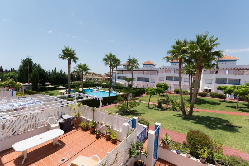 Family 4 slaapkamer herenhuis in Costalita Gold op de New Golden Mile, Estepona